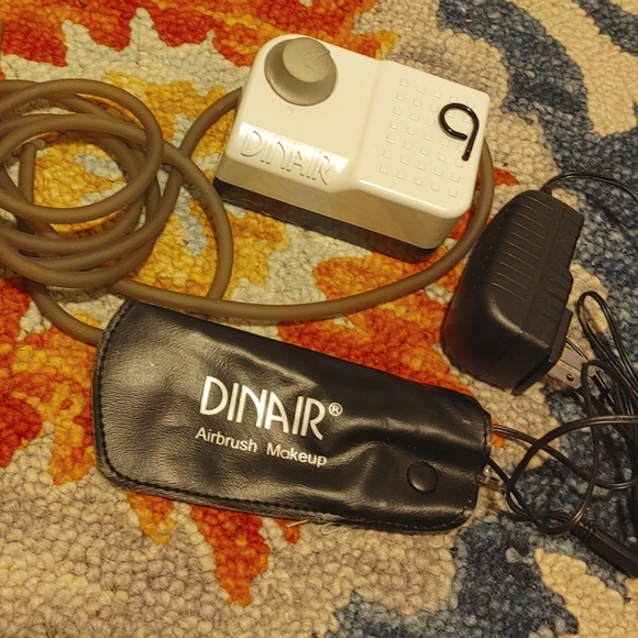 Dinair Airbrush Compressor Starter Kit - Picture 4 of 6